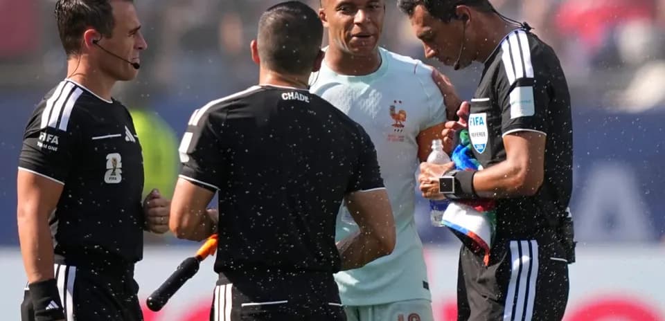 Kylian Mbappé conversando con árbitros durante el partido