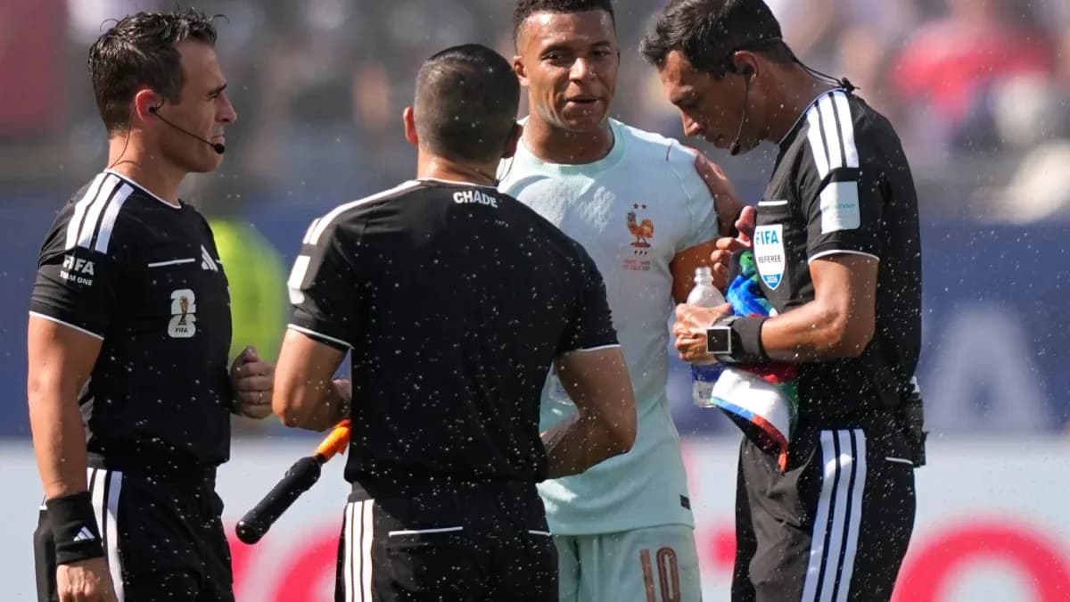 Kylian Mbappé conversando con árbitros durante el partido