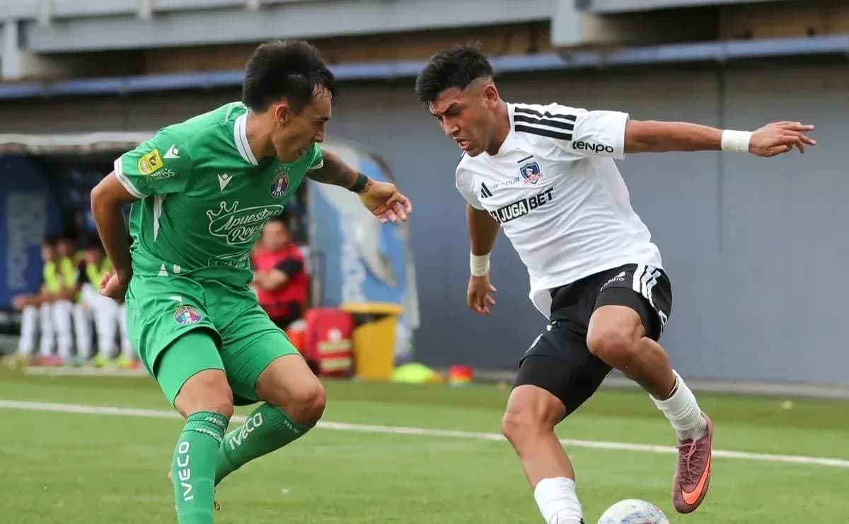 Jugadores de Colo Colo y A. Italiano en acción