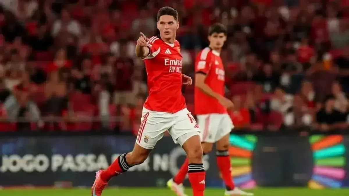 Jugador de Benfica señalando durante el partido