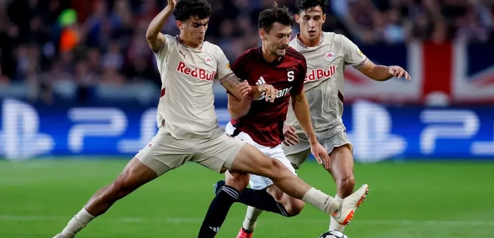 Jugadores de Red Bull Salzburg y Sparta Praha en acción