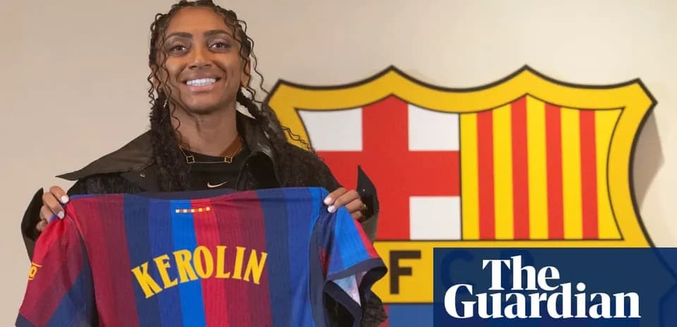 Jugadora presentando camiseta de FC Barcelona con su nombre