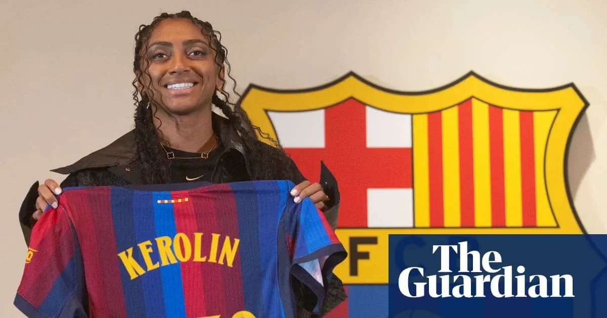 Jugadora presentando camiseta de FC Barcelona con su nombre