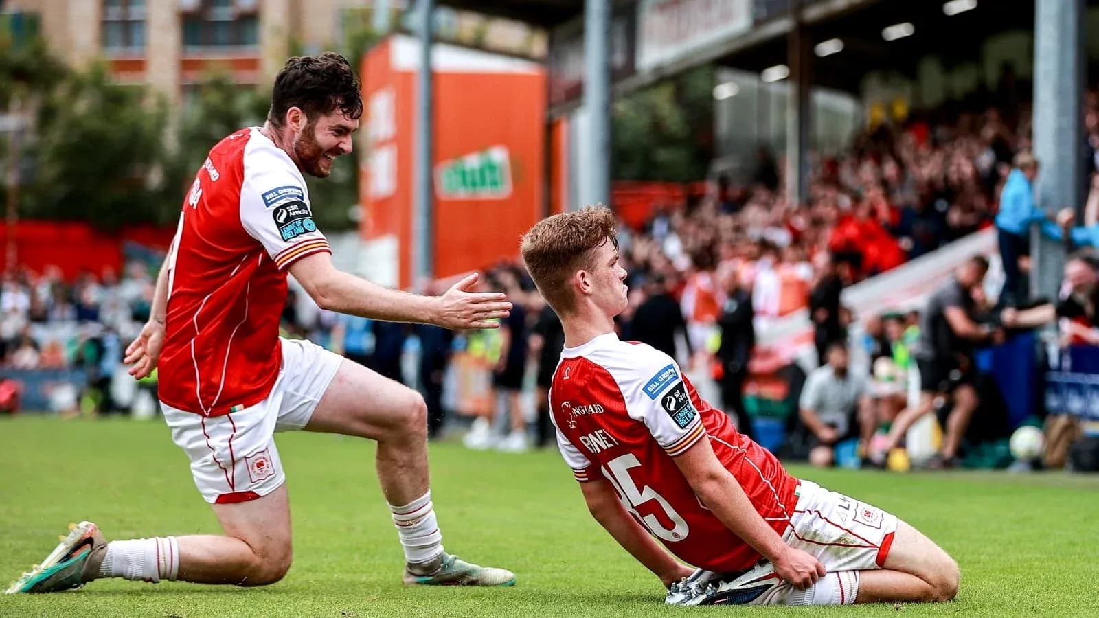 Jugadores celebrando un gol en el campo