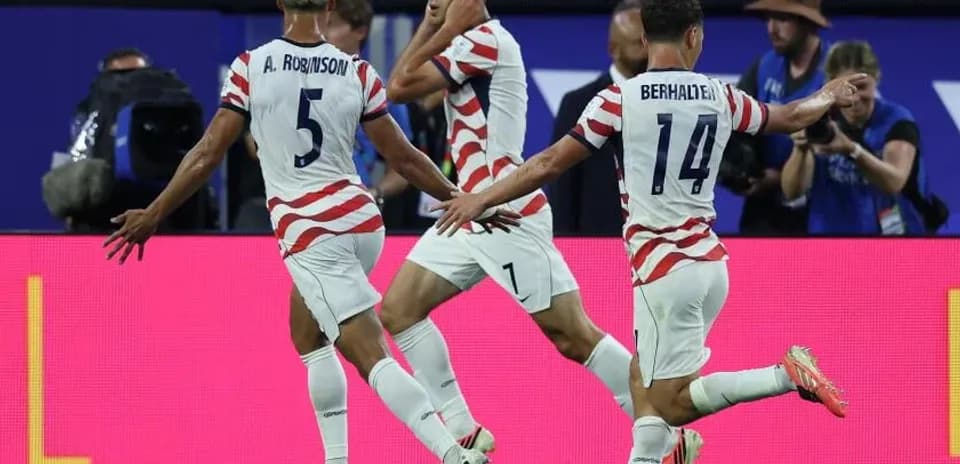 Jugadores de Estados Unidos celebrando un gol
