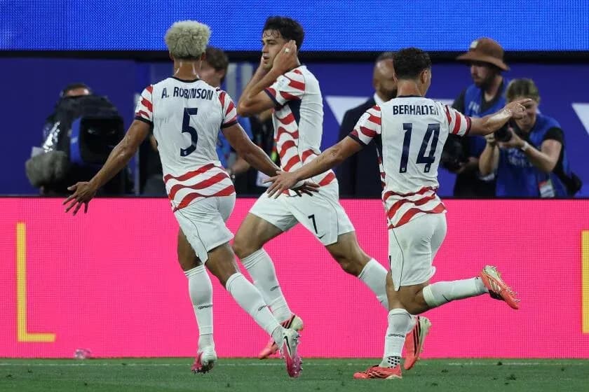 Jugadores de Estados Unidos celebrando un gol