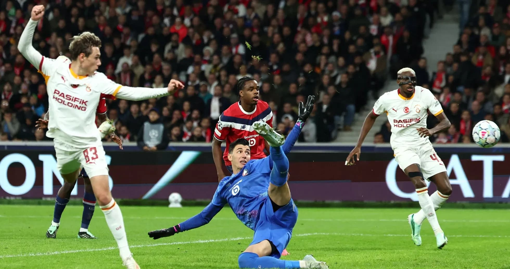 Jugador de Galatasaray intenta marcar un gol