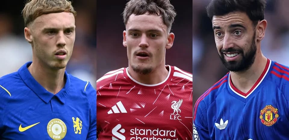 Tres jugadores de fútbol en uniformes de equipo