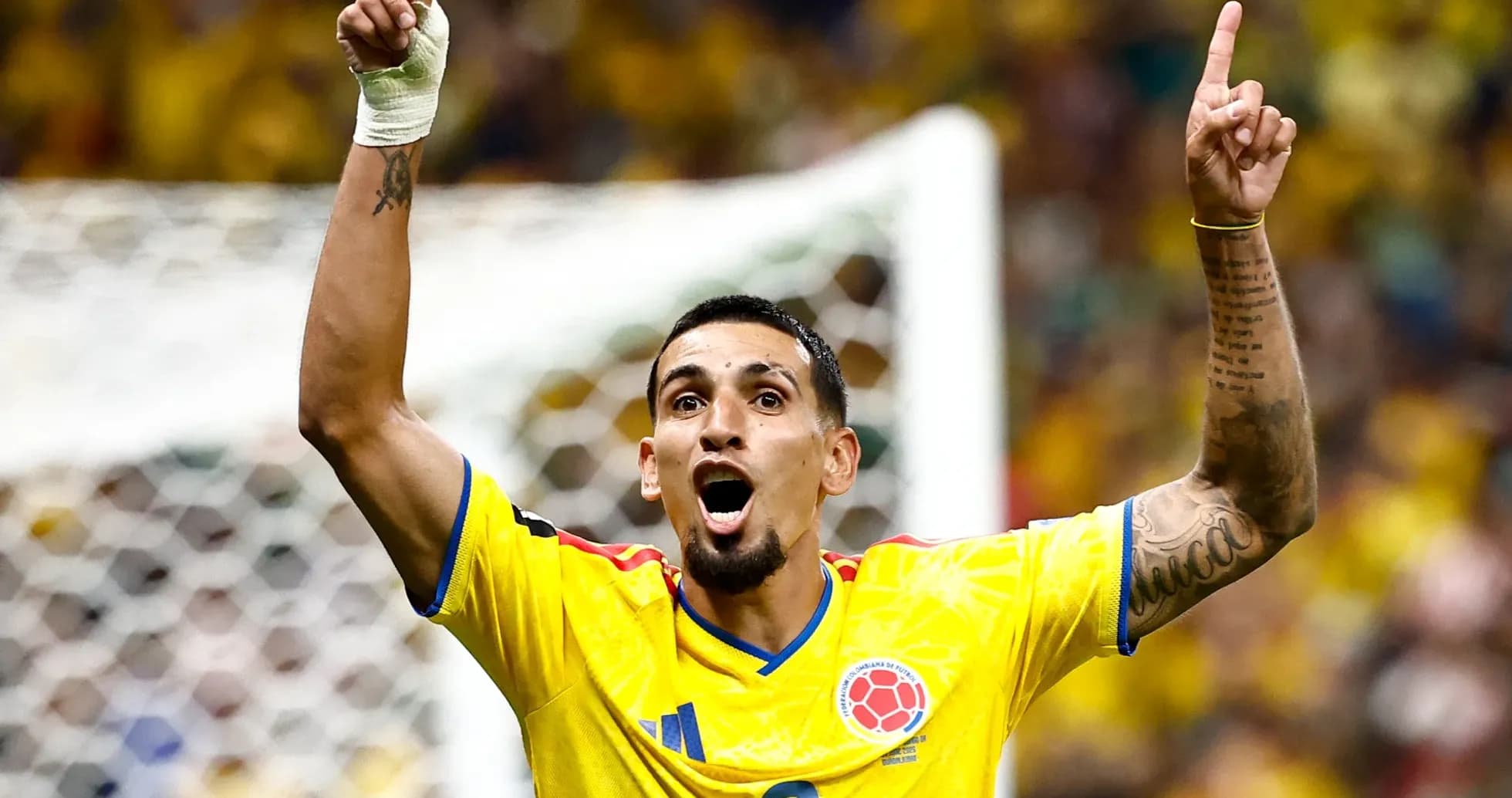 Jugador colombiano celebrando con brazos levantados