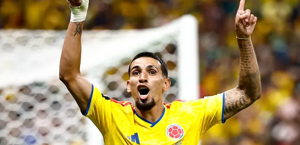 Jugador colombiano celebrando con brazos levantados