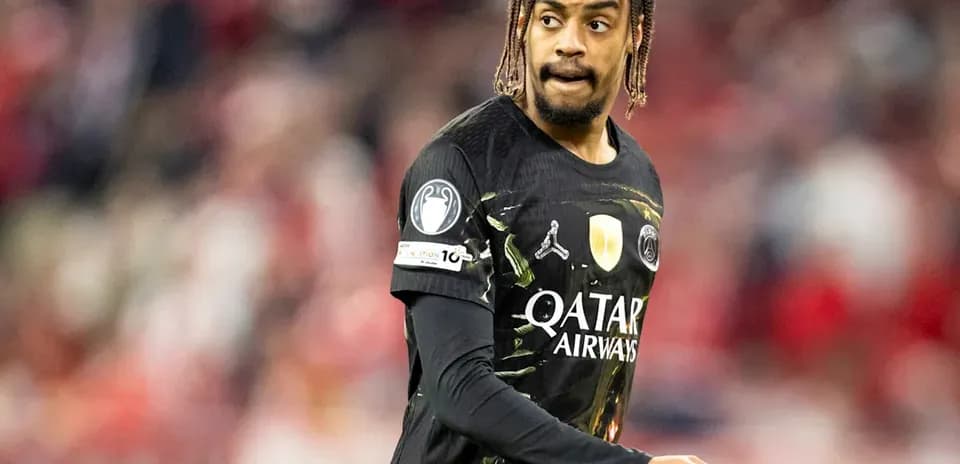 Jugador de fútbol en camiseta negra durante el partido