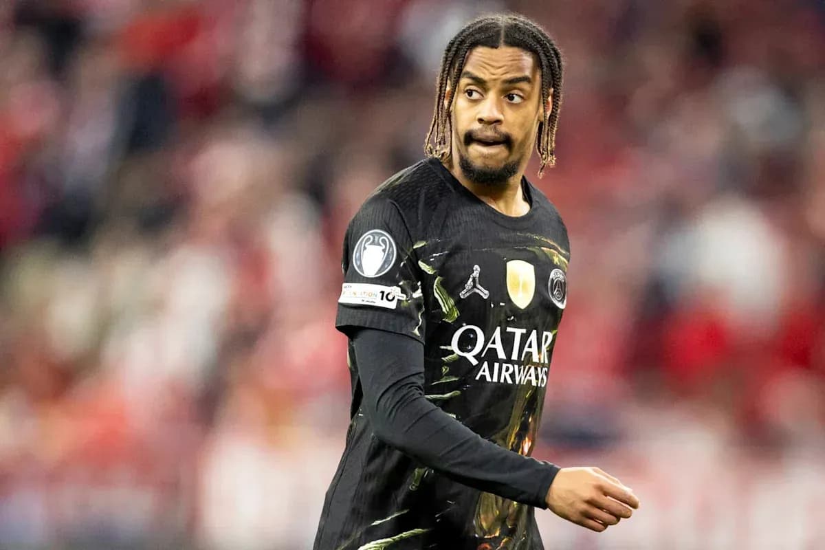 Jugador de fútbol en camiseta negra durante el partido