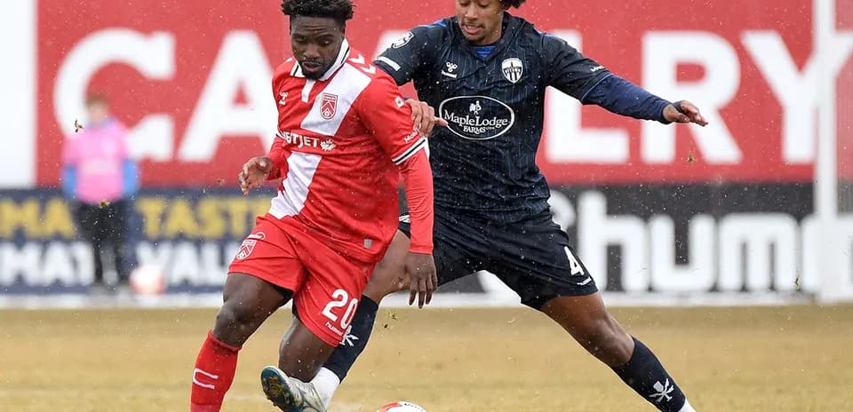 Jugador de Atlético Ottawa y Cavalry FC en acción