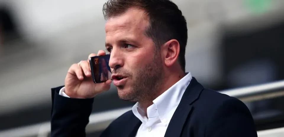 Hombre hablando por teléfono en un estadio