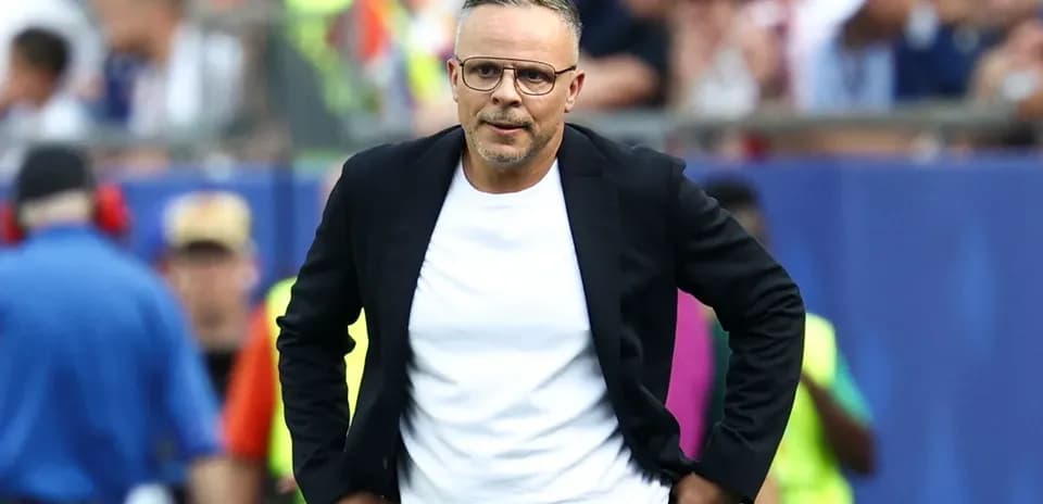 Entrenador en el banquillo durante el partido