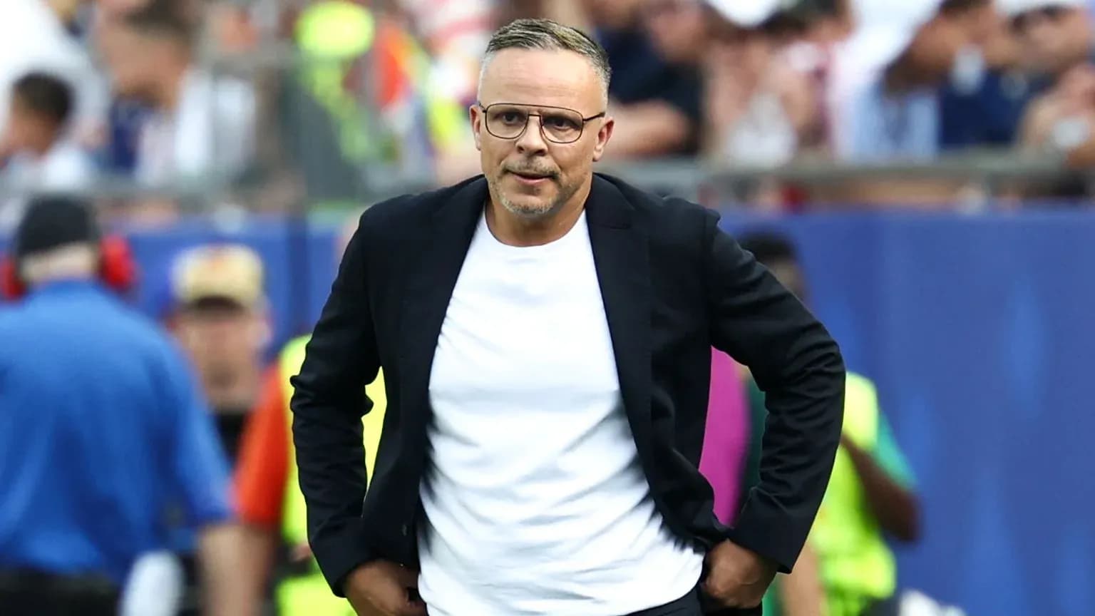 Entrenador en el banquillo durante el partido