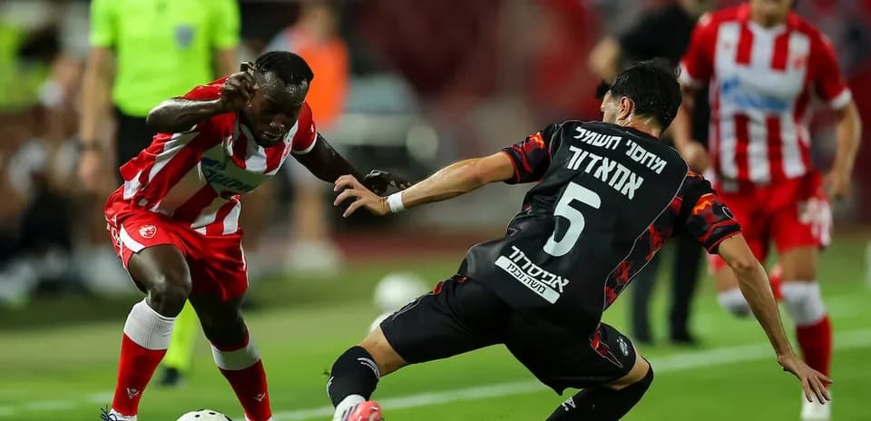 Jugador de FK Crvena Zvezda en acción