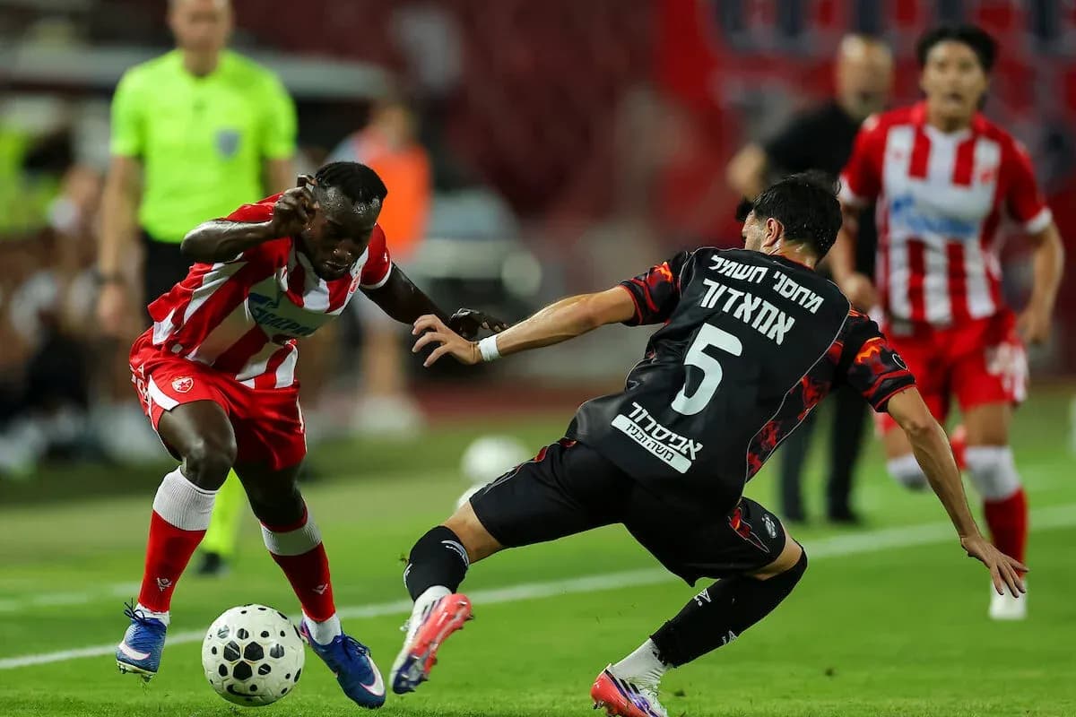 Jugador de FK Crvena Zvezda en acción