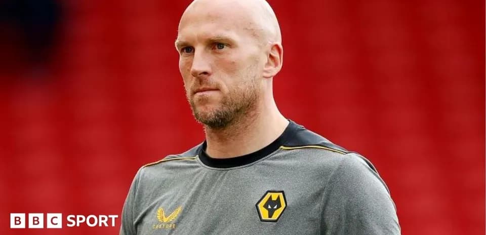Jugador de Wolverhampton en el campo antes del partido