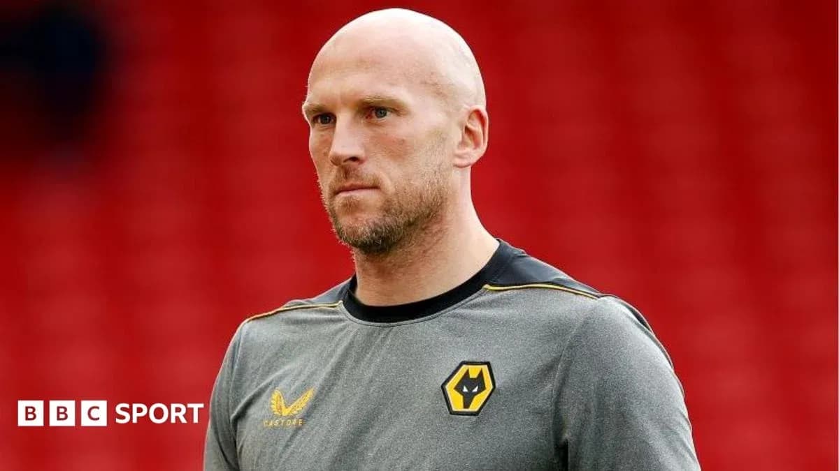 Jugador de Wolverhampton en el campo antes del partido