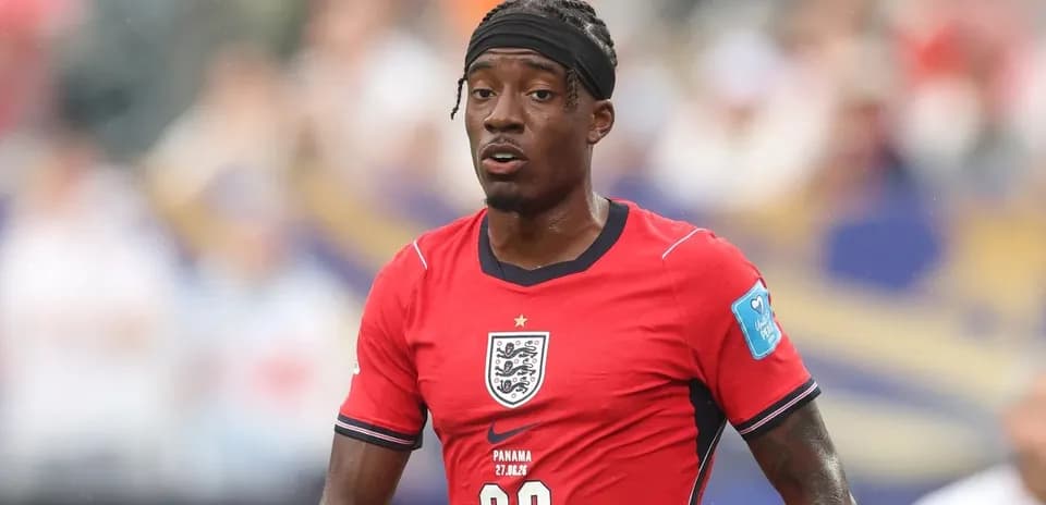 Jugador de Inglaterra en camiseta roja durante el partido