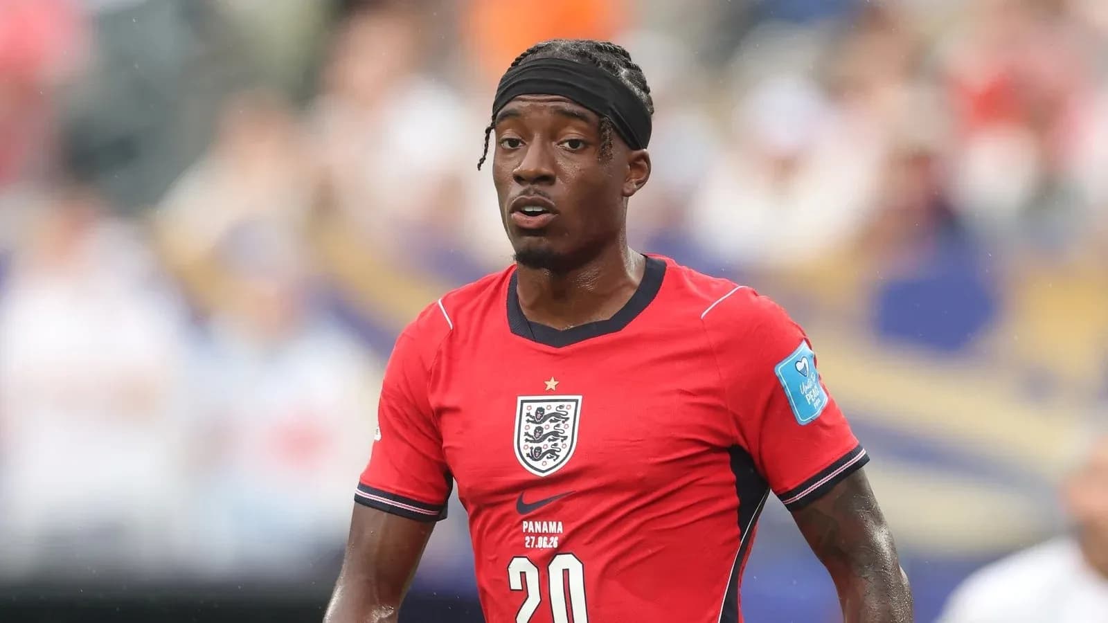 Jugador de Inglaterra en camiseta roja durante el partido