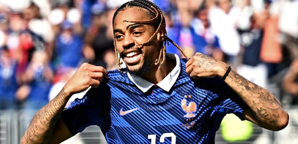 Jugador de Francia celebrando con camiseta azul