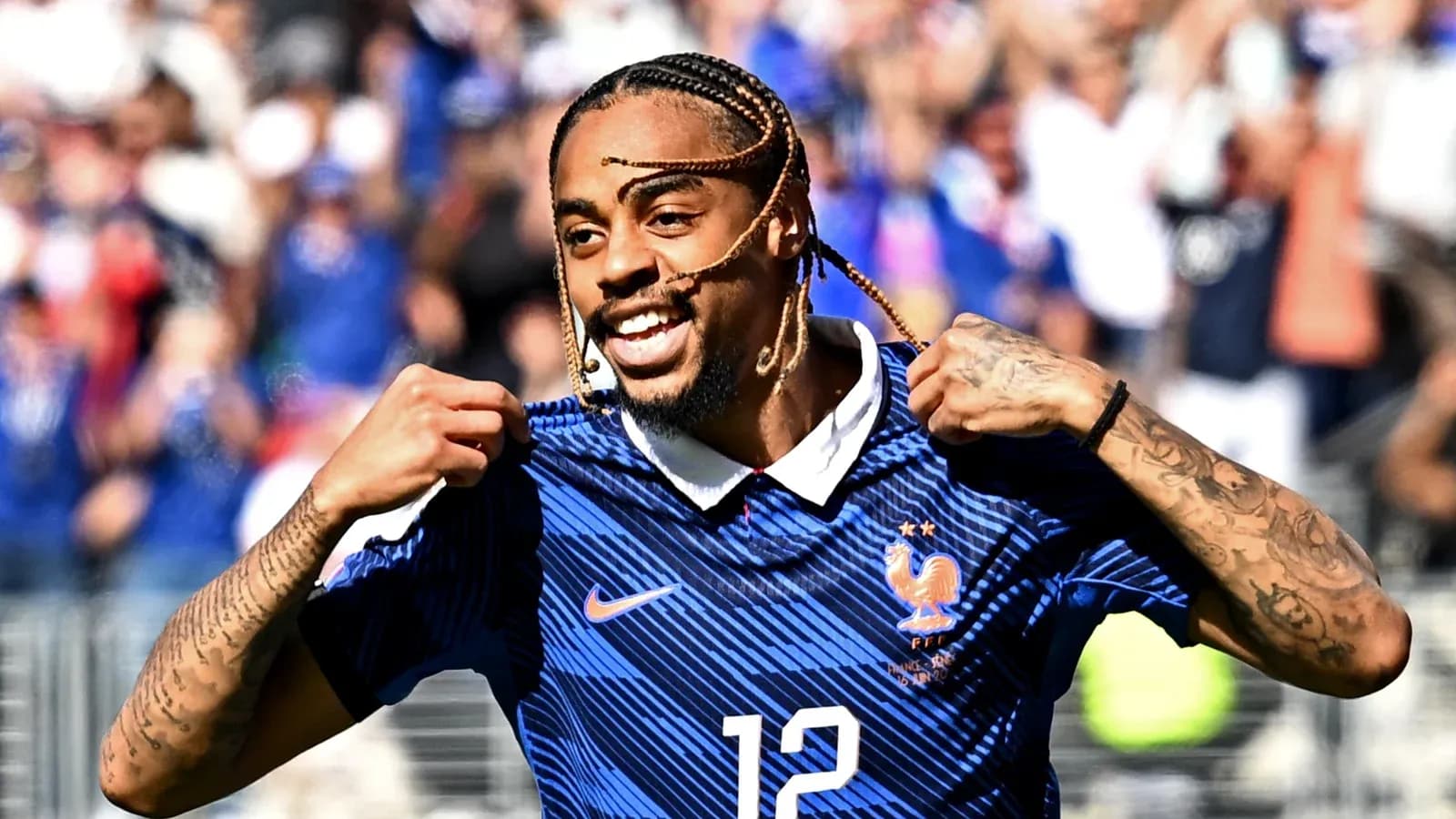 Jugador de Francia celebrando con camiseta azul