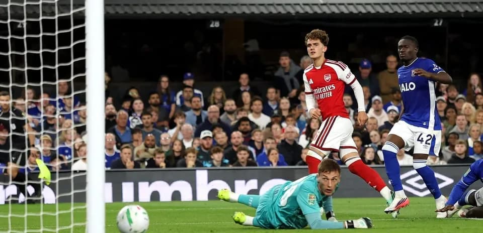 Jugador de Arsenal celebra gol frente al portero rival