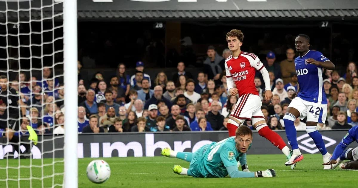 Jugador de Arsenal celebra gol frente al portero rival