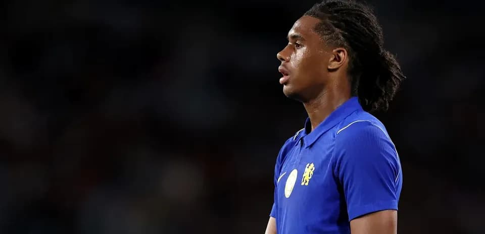 Jugador de fútbol en uniforme azul durante partido