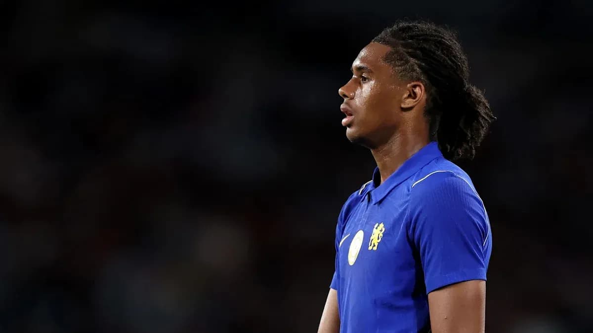Jugador de fútbol en uniforme azul durante partido
