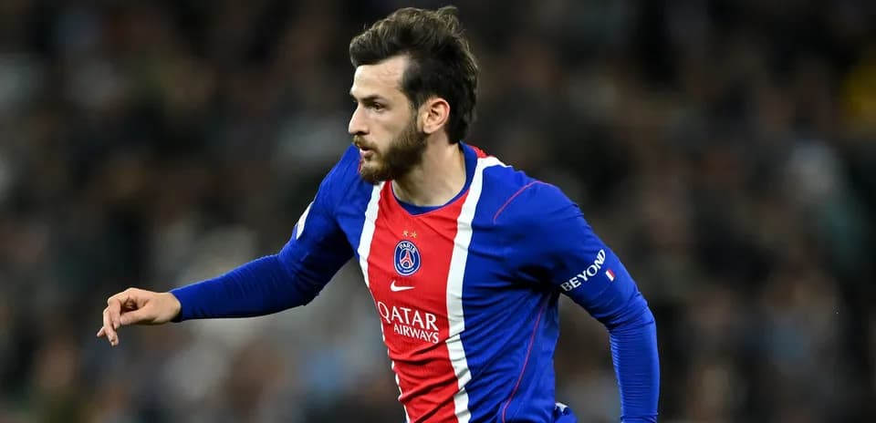 Jugador de PSG corriendo con balón en partido