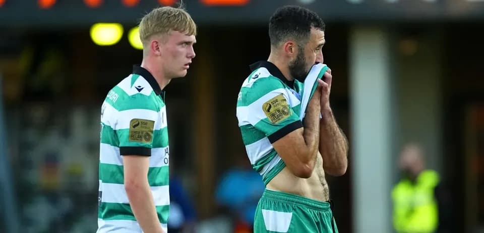 Jugadores de equipo con camisetas verdes tras partido