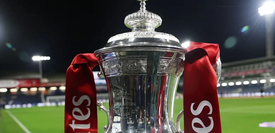 Trofeo de la FA Cup con cintas rojas