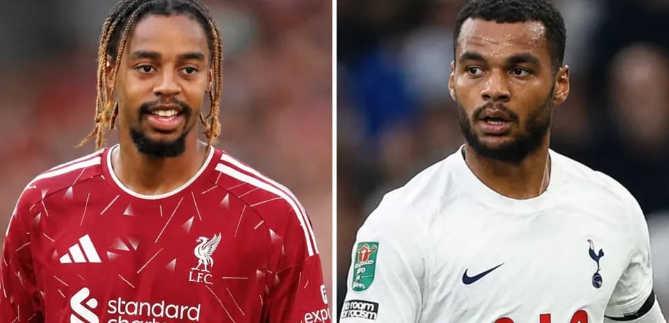 Jugadores de Liverpool y Tottenham en uniforme