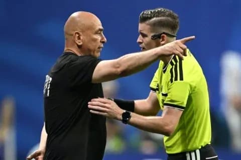 Árbitro discutiendo con el entrenador en el campo