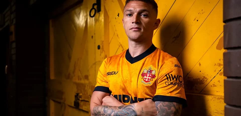 Jugador posando en camiseta amarilla con fondo amarillo