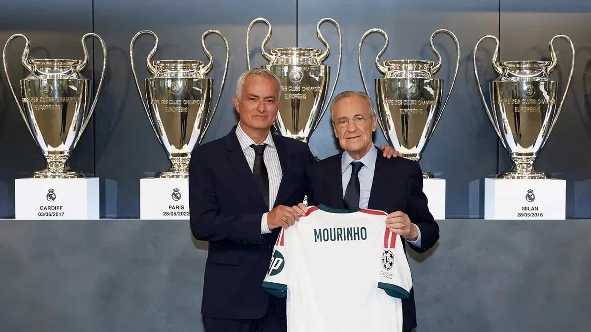 José Mourinho y presidente del Real Madrid con camiseta
