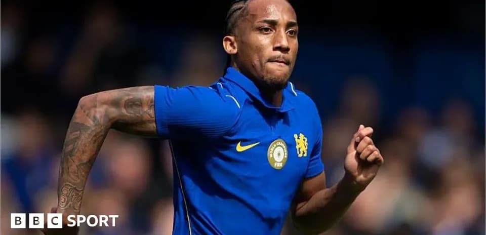 Jugador de Chelsea corriendo en el campo de fútbol