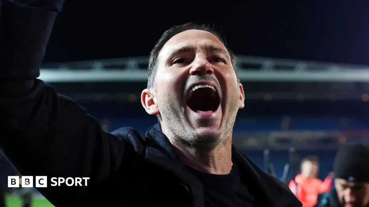 Entrenador celebrando en el campo tras el partido
