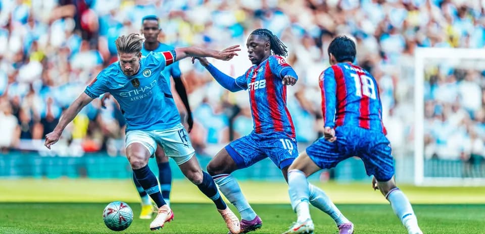 Jugador de Manchester City desafiado por rival