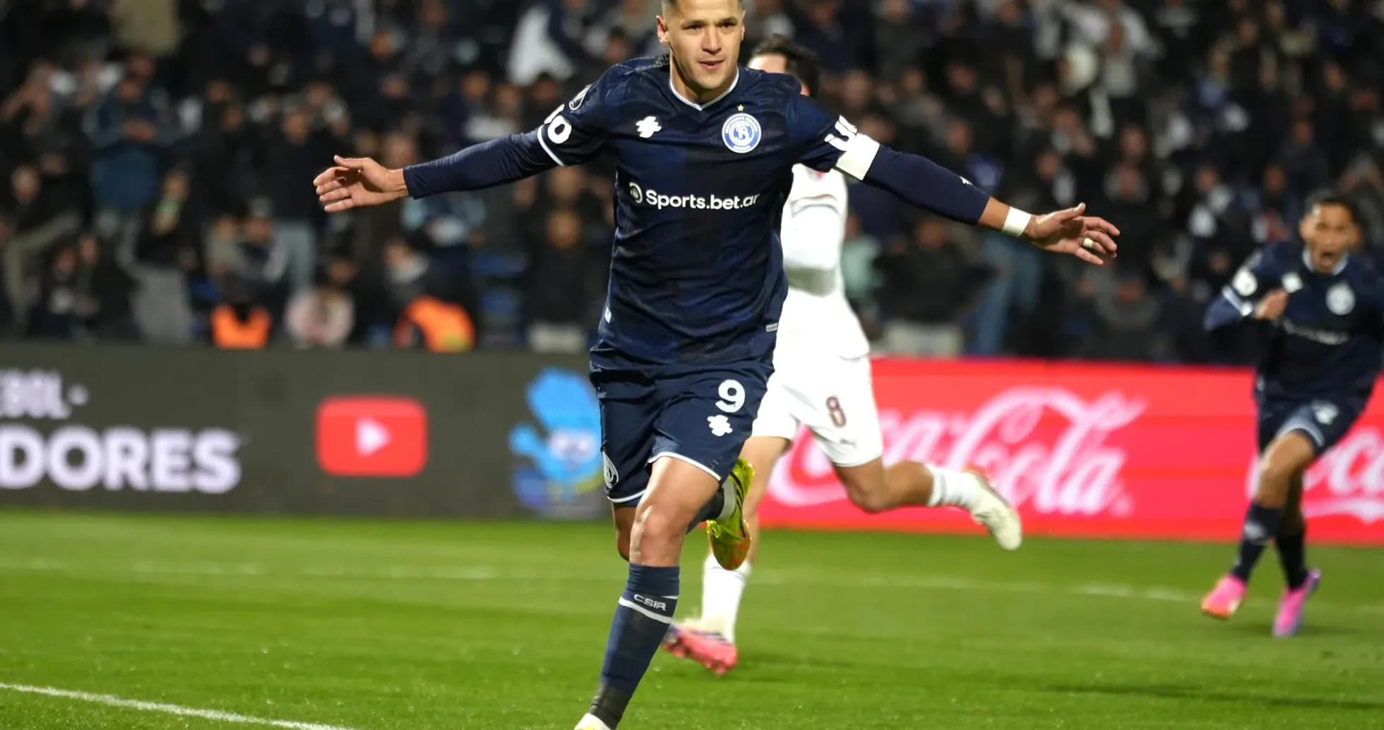 Jugador celebra un gol durante el partido