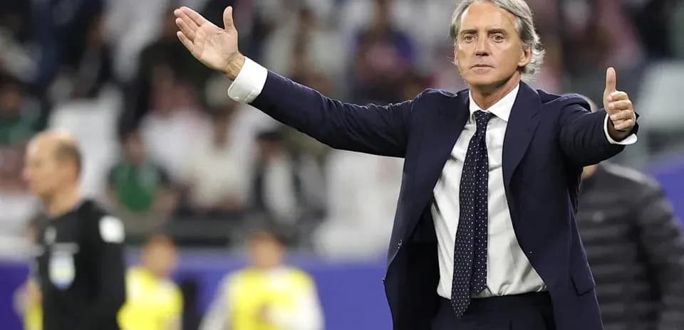 Entrenador dirigiendo desde la línea de banda