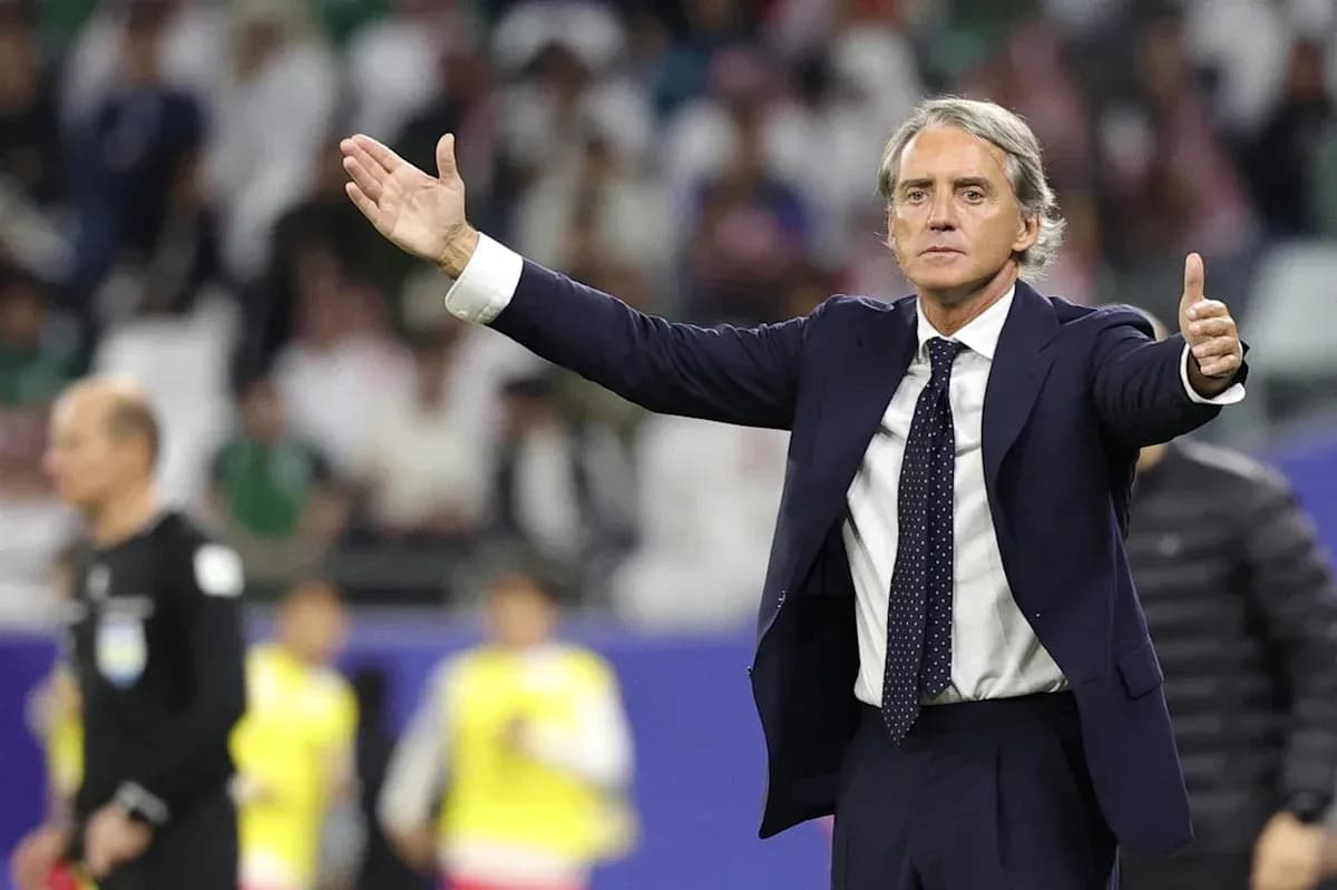 Entrenador dirigiendo desde la línea de banda