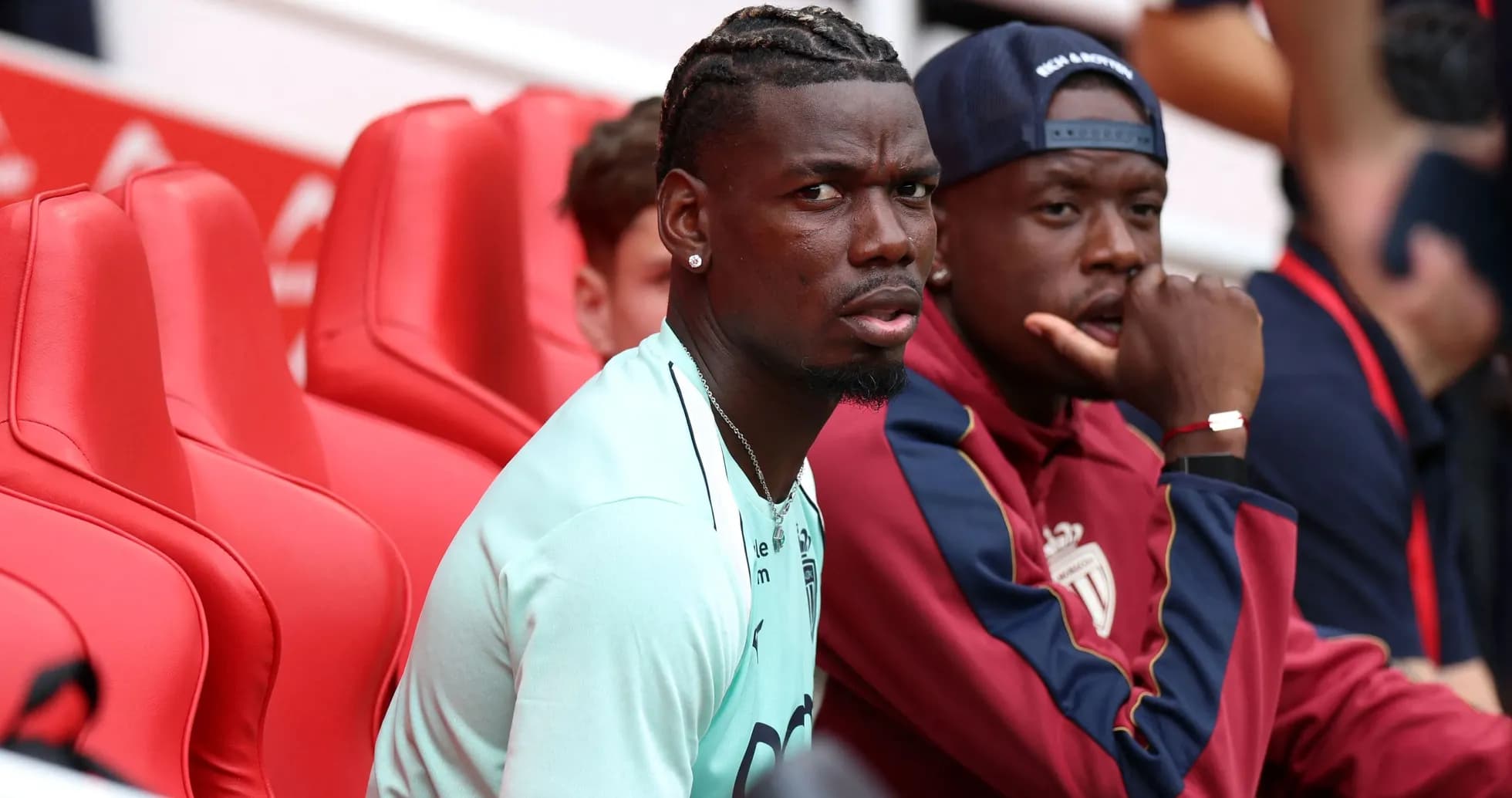 Paul Pogba y compañero sentados en banquillo