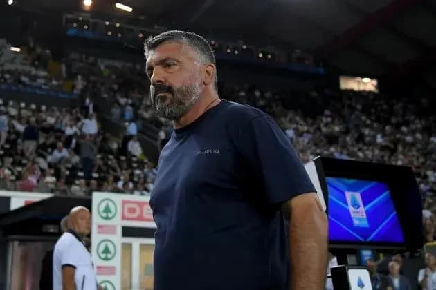 Entrenador en la banda durante un partido