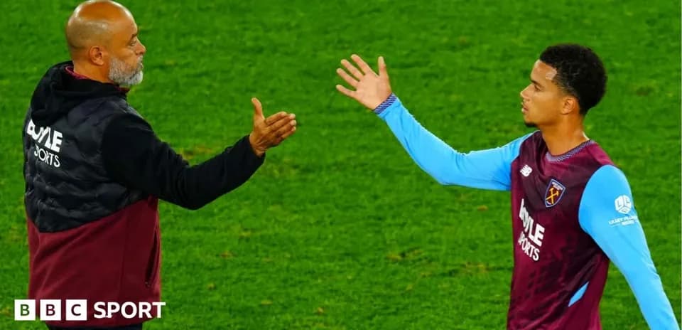 Entrenador y jugador saludándose en el campo
