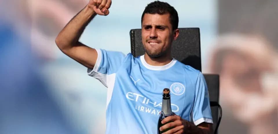 Jugador levantando el puño con botella de champán