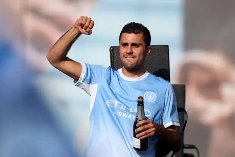 Jugador levantando el puño con botella de champán
